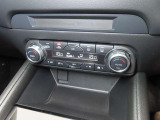 運転席と助手席で、それぞれに温度調整が可能なオートエアコンです。暑がりさんも寒がりさんも、快適な車内をお過ごしください。
