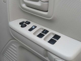 電動ドアミラー、パワーウィンドウ装備。