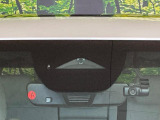 【スマートブレーキサポート】走行中に前方の車両等を認識し、衝突しそうな時は警報とブレーキで衝突回避と被害軽減をアシスト。より安全にドライブをお楽しみいただけます。