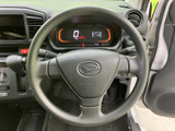握りやすいステアリングは、長距離運転でも疲れにくい設計です。操作性も良く、スムーズなドライビングをサポート。快適な運転空間を実現します。