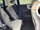 後部座席を跳ね上げるともう一つの荷室が!背の高い荷物も大丈夫。