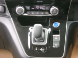 e-POWERならではの、スタイリッシュなシフトノブ周りが非常にかっこいいですね。