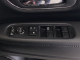 ハンドルの右側に電動格納付きパワーミラーの操作スイッチがついています。左右のサイドミラーの角度調節も微調整ができて便利です。パワーウインドウは運転席でドア4枚とも上下の操作ができるようになっています。