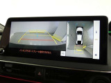 【全周囲モニター】車を上空から見下ろしたような映像をカーナビ画面に映し出し、車庫入れや縦列駐車をサポートしてくれます。
