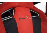 運転席、助手席共に純正セミバケットシートを装備!!TYPE-Rロゴの刺繍が入っております!!
