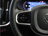 前方車を自動追従するアダプティブクルーズコントロールに加え、ステアリング操舵も行う進化型クルーズ『パイロットアシスト』を搭載。車体を車線内へと適正に維持しつつ先行車を忠実に追従します。