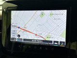 目的地までスムーズに導いてくれる地図画面。運転に集中しながら、安心のカーナビゲーションを体験してください。道に迷う心配なく、快適なドライブを。