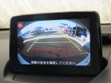 後方画像をクリアに映し出すリヤビューモニター!ガイドラインで距離感や車幅が掴みやすく、バック駐車や狭い場所での取り回しもスムーズに行えます。毎日の駐車を安全に支える頼もしい機能です。