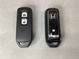 スマートキーを装備しています。鍵を差し込むことなくドアロックの開け閉めと、スタートボタン操作でのエンジンスタートができます。スペアキーも同じものを用意しております。