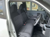 運転席は視認性や操作性を重視したつくりで、どなたでも扱いやすく快適にお乗りいただけます。清掃を行い、安心してご覧いただける状態で展示しております。