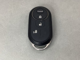 リモコンエンジンスターターを装備しています。操作キーはスマートキーも兼用しており、鍵を差し込むことなくドアロックの開け閉めと、スタートボタン操作でのエンジンスタートができます。