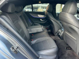 メルセデスのシートは少し硬めになっております。長時間の運転の際、適度な反発があることでお尻や腰の負担を減らす効果が御座います。