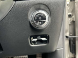 メルセデスのシートは少し硬めになっております。長時間の運転の際、適度な反発があることでお尻や腰の負担を減らす効果が御座います。