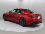 コイルスプリングのばね定数や連続可変ダンパー「AVS」の制御を変更。電動パワーステアリングにもチューニングを施しています。