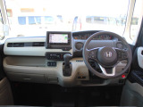 操作性に優れた運転席となります!小物入れや各ボタンの配置にこだわり、使いやすいです!座り心地もよく視認性も良好なのでロングドライブもお任せ下さい!