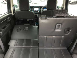 リヤシートを倒すと大きな荷物も搭載可能です。