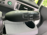 操作しやすい位置に配置されたウインカーレバー。スムーズな車線変更をサポートします。安全運転に貢献する機能です。