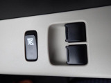 前席の窓の開閉は電動になりますので、便利ですよね。