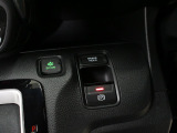 【電子パーキングブレーキ】電子制御のパーキングブレーキと、信号待ちや渋滞に便利なオートブレーキホールドを装備しております。ブレーキペダルから足を離しても自動的に停車状態を保持してくれる便利な機能です
