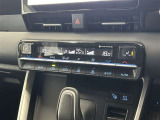 デュアルエアコンとは、運転席と助手席で、個別に温度設定ができる機能です。気温の感じ方は、人それぞれ違うもの。乗る人に優しい機能ですね。