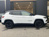 【ホイールアーチ】台形ホイールアーチはJeep伝統のデザインです。採用している理由は諸説ありますが、オフロードを走行する際にタイヤとボディが干渉しあわないよう配慮した作りにするためとなります。