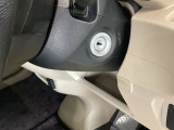 エンジンはイグニッションにキーを差し込むことで始動します。