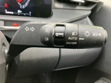 操作しやすい位置に配置されたウインカーレバー。スムーズな操作で、安全な車線変更をサポートします。オートリターン機能も搭載されており、運転の負担を軽減します。