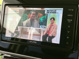 停車中にテレビや映像を楽しむことができます。長距離移動の際に、リラックスした時間を過ごせるでしょう。快適なドライブに。