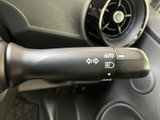 操作しやすい位置に配置されたウインカーレバー。スムーズな操作で、安全な車線変更をサポートします。使いやすさを追求した設計です。