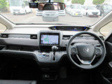 大きなフロントガラスで広々とした視界の運転席まわりです。