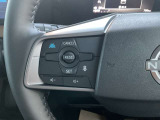 プロパイロットスイッチ。高速道路での、単調な&rdquo;渋滞走行&rdquo;と長時間の&rdquo;巡航走行&rdquo;。この2つのシーンで、ドライバーに代わってアクセル、ブレーキ、ステアリングを自動で制御。