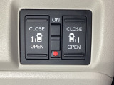 リアドアは乗り降りに便利な両側電動スライドドアです。また運転席に座っていながらスイッチ操作で自在にスライドドアを開け閉めできます。