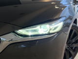 【LEDヘッドライト】悪天候や夜間走行時も良好な視界を確保し安心して運転できる高輝度LEDヘッドライトを装備!点灯速度が早く、消費電力も抑えられています。