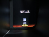 【パーキングセンサー】センサーが周辺の障害物を検知。音とディスプレー表示で障害物との距離をお知らせし、ドライバーに注意を促します。バックでの駐車時や狭い駐車場での出庫時などに役立ちます。