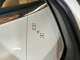 【ブラインドスポットモニター】走行中、ドアミラーの死角になりやすい箇所に後続車が接近するとサイドミラーのレンズに警告を表示!ドライバーに注意喚起をしてくれます。