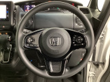 ハンドルにHondaセンシング系のクルーズコントロールやレーンキープアシストなどのスイッチと、オーディオの操作スイッチが装備されています。ハンドルから手を離さず安全に操作できます。