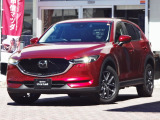 KF型CX-5のフロントデザインと車両全体を確認できます。
