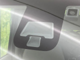 【エマージェンシーブレーキ】走行中に前方の車両等を認識し、衝突しそうな時は警報とブレーキで衝突回避と被害軽減をアシスト。より安全にドライブをお楽しみいただけます。