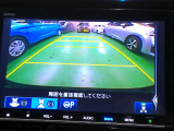 バックカメラの画像です。ガイドラインがスムースな車庫入れをサポートいたします。車庫入れの安心感がアップしますね。