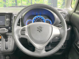 インテリアに合わせたデザインのステアリングは、運転される方のことも考え、運転しやすい形状、大きさです。是非一度、実際に触ってお確かめください。