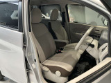 運転席まわりです。運転席からの視界が左右に広く隅々まではっきりと見渡せます!クルマの前端も把握しやすく安心して運転できます!