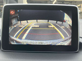 バックカメラ付きで駐車場の車庫入れをサポートします。