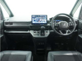◆インテリアパネル◆視界広々で非常に運転しやすくロングドライブでも疲れを感じさせないすっきりとまとまったインパネ周りです。
