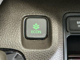 ECONスイッチ操作でエンジンやミッション、エアコンなどを総合的に制御、燃費をよくするようクルマが頑張ります。