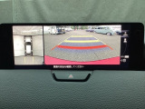 狭い場所での駐車やすれ違いなどでより的確な運転操作に役立つ360&deg;ビューモニターが装備されています。