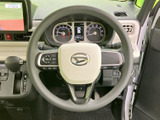 握りやすいステアリングは、運転操作をスムーズにします。快適なドライビングポジションを実現し、運転の疲れを軽減します。