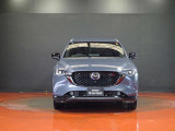 マツダCX-5のフロントマスクは、立体感のあるグリルと精悍なヘッドランプが上質な存在感を演出します。魂動デザインによる洗練された風格と力強さを兼ね備えた姿を、ぜひ店頭でお確かめください。