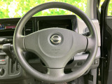 手に馴染むステアリングは、運転の操作性を高めます。快適なドライビングポジションを実現し、長距離運転も楽々です。