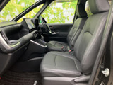 運転席からの視界は良好で、運転操作もスムーズに行えます。快適なドライビングをサポートする、機能的な空間です。