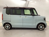 狭い駐車場でも、スライドドアならチャイルドシートへのお子さまの乗降や荷物の積載もスムーズ。